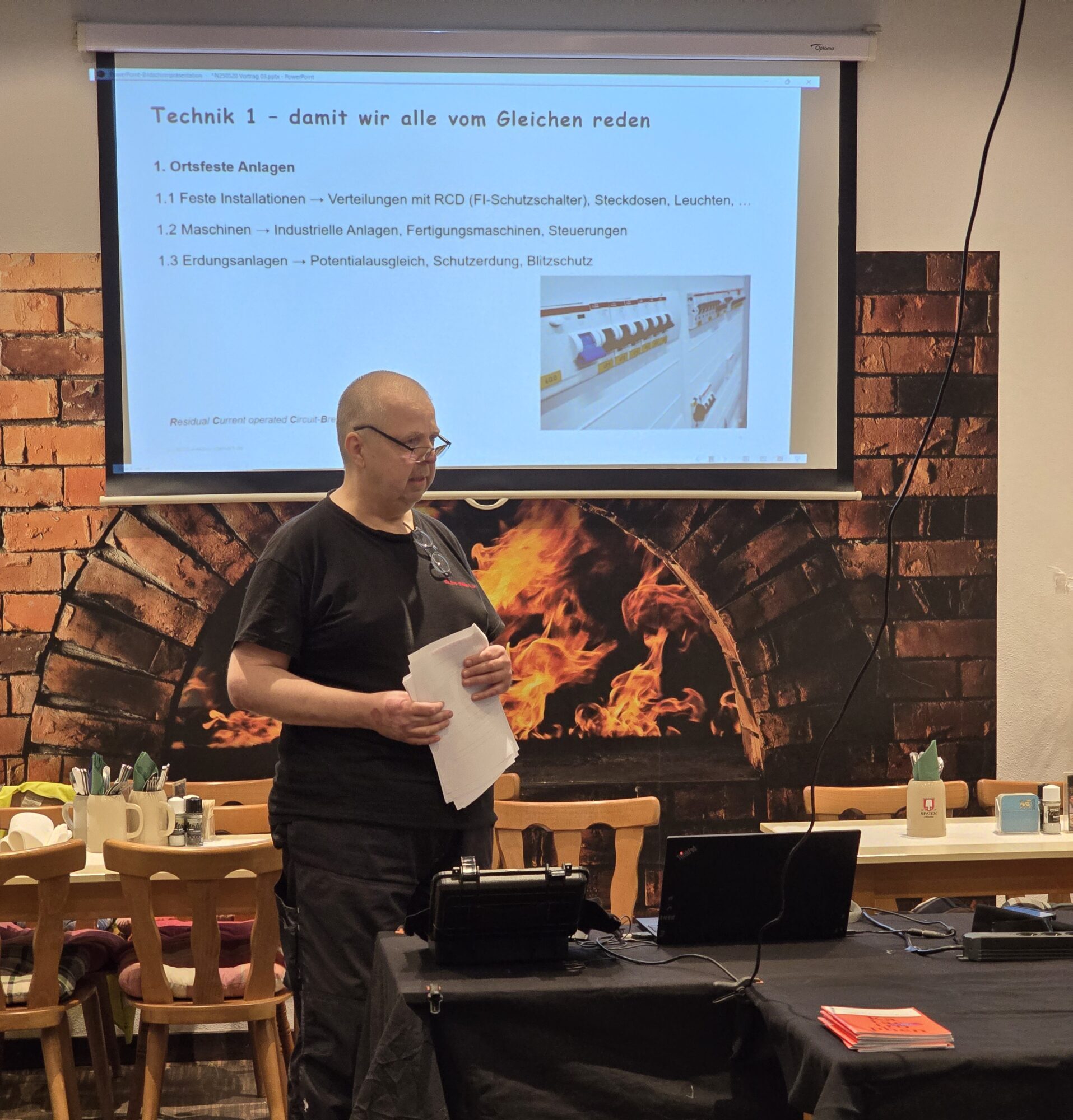 Gewerbestammtisch im Mai 2025 - Vortrag: "Prüfungspflicht für elektrische Anlagen" mit Bernd Steinert von „elektro-steinert.de“ 