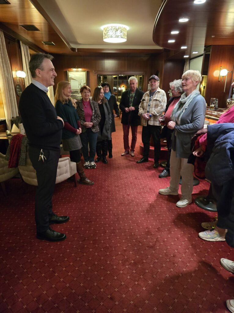 Gewerbestammtisch November 2025 - Besuch im Hotel am Schlosspark "Zum Kurfürst" in Lustheim - Bild 1