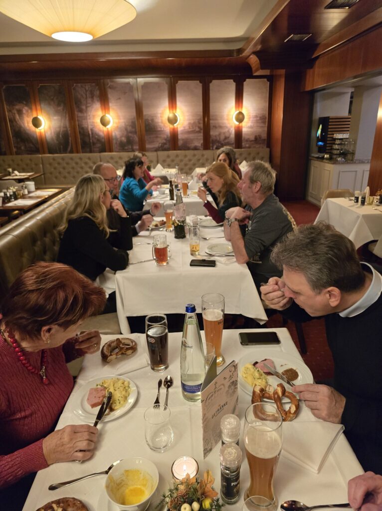 Gewerbestammtisch November 2025 - Besuch im Hotel am Schlosspark "Zum Kurfürst" in Lustheim - Bild 12