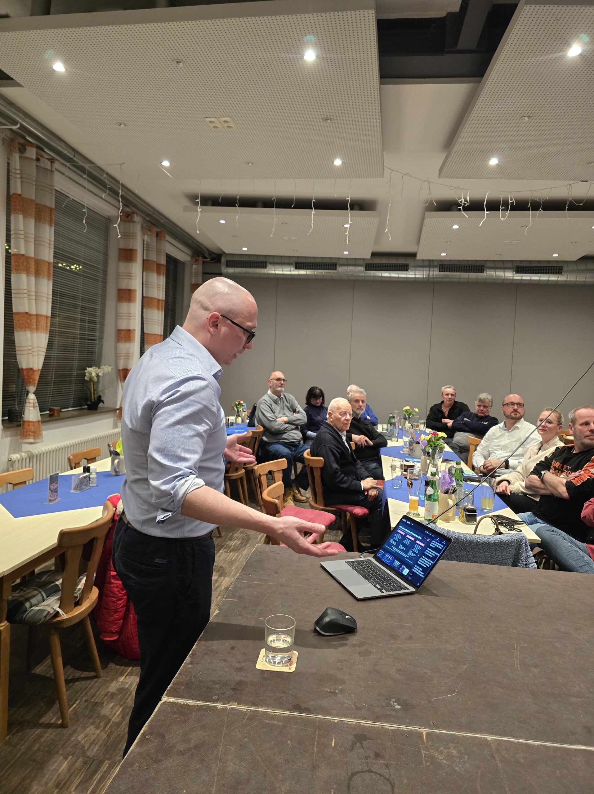 Online sichtbar, lokal erfolg­reich — Marketing-Essen­tials für Oberschleißheim —  mit dem Link zur Präsen­tation von André Herrmann